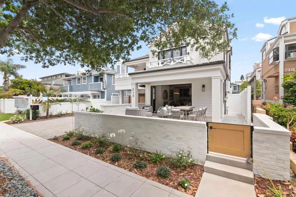 a view of a house with fountain in front of it