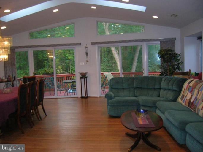 605 Bromley Street Silver Spring, MD 20902 - Photo 4 of 25 Living Room