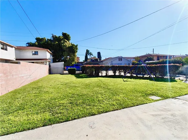 a view of a house with a backyard