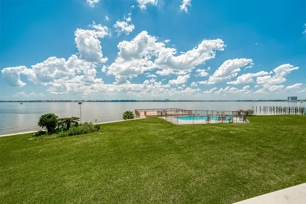 $2,700 | 10 Mariner Village Drive, Pasadena, TX 77586
