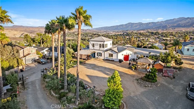 a table and chairs in front of a house