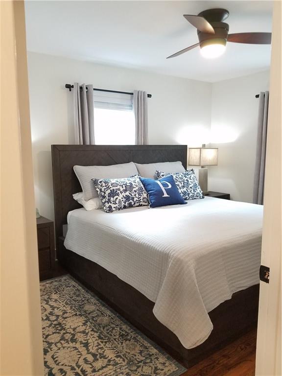 5405 Hudson Street Austin, TX 78721 - Photo 25 of 37 A well-appointed bedroom provides a tranquil retreat with a subtle patterned rug.
