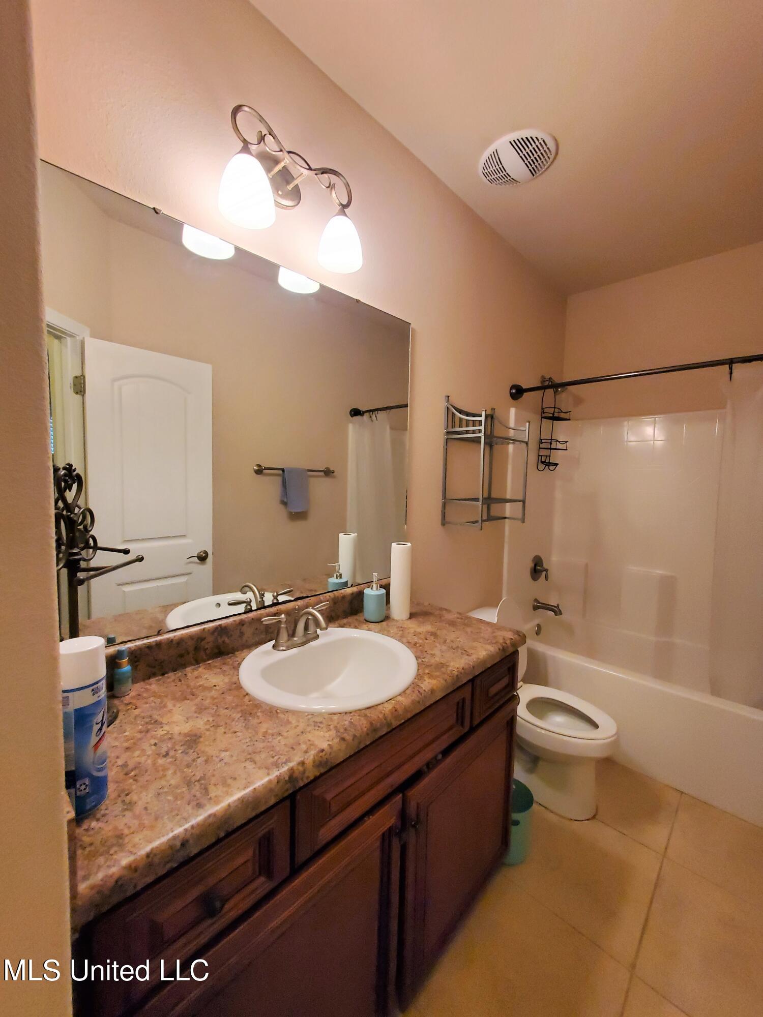10322 Hutter Road Gulfport, MS 39503 - Photo 4 of 7 10322 Hutter Guest Bath