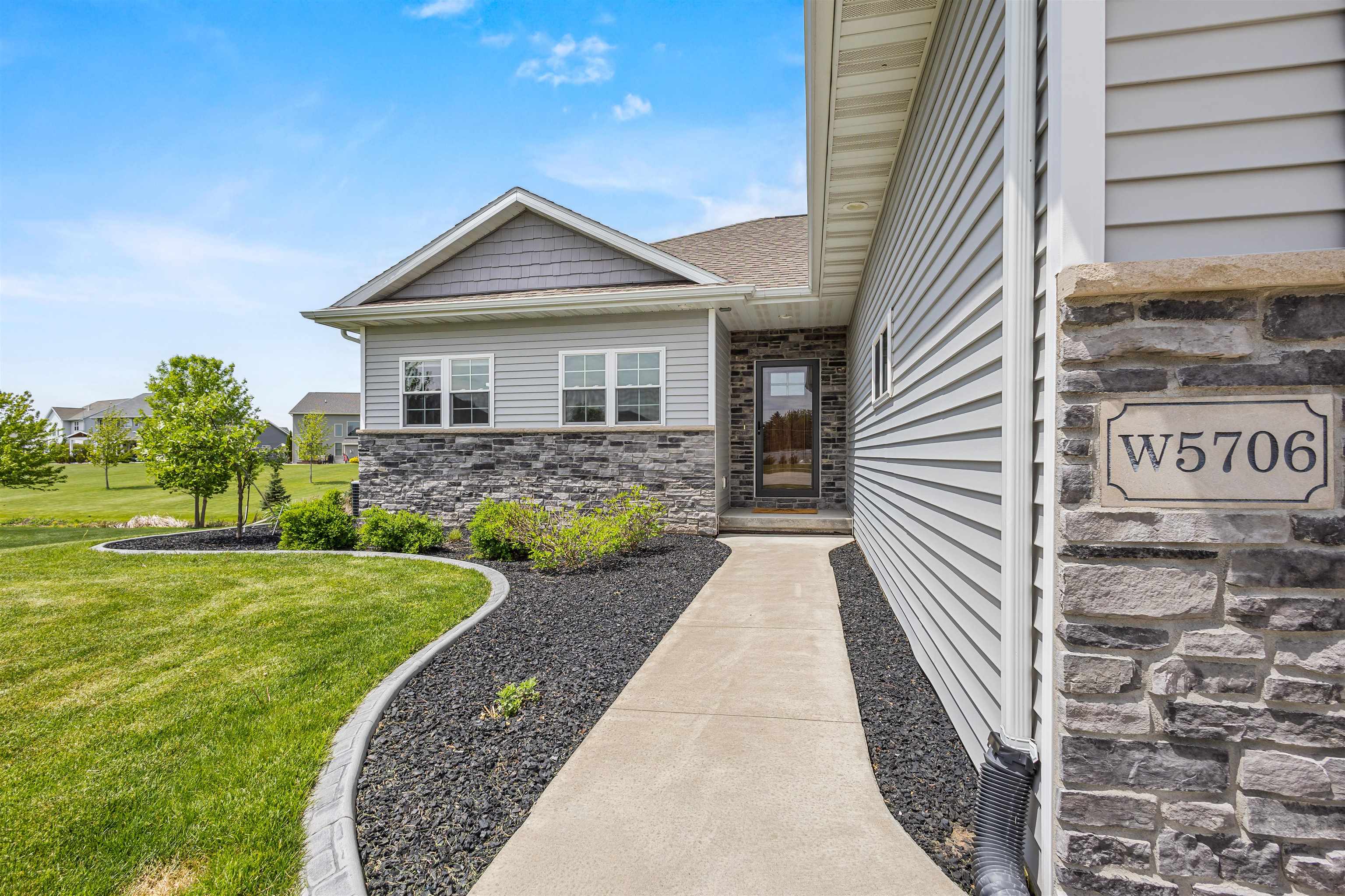 W5706 Mase Court Appleton, WI 54915 - Photo 4 of 31