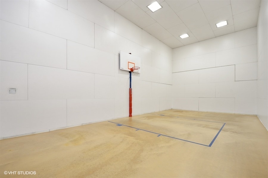 211 East Ohio Street, Unit 2012 Chicago, IL 60611 - Photo 16 of 19 a view of a room with an empty space
