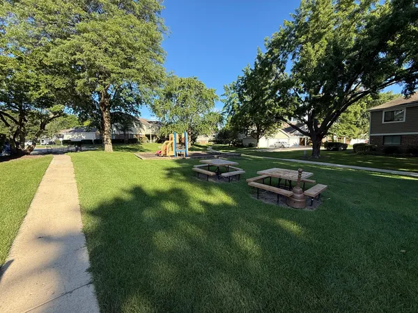 $2,600 | 98 Marble Hill Court, Unit B2, Schaumburg, IL 60193