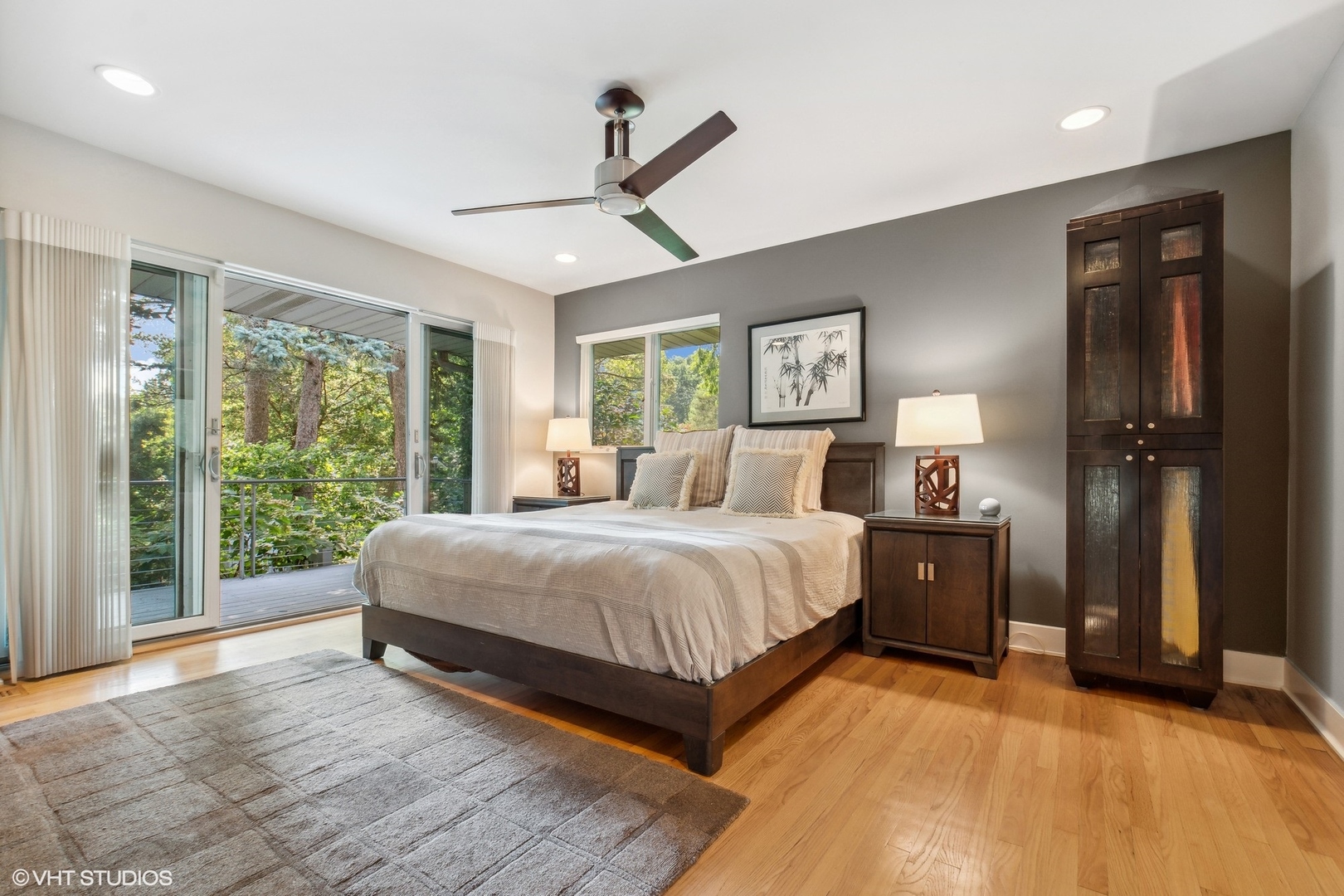 2921 Sheridan Road Evanston, IL 60201 - Photo 17 of 38 a spacious bedroom with a large bed and a large window