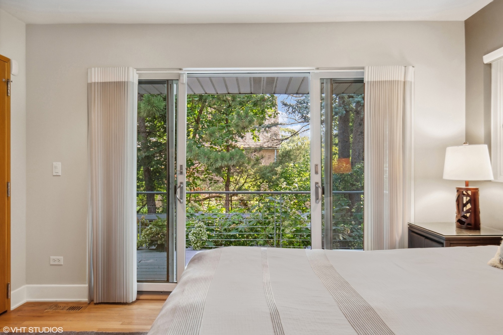 2921 Sheridan Road Evanston, IL 60201 - Photo 18 of 38 a bedroom with a bed and a window