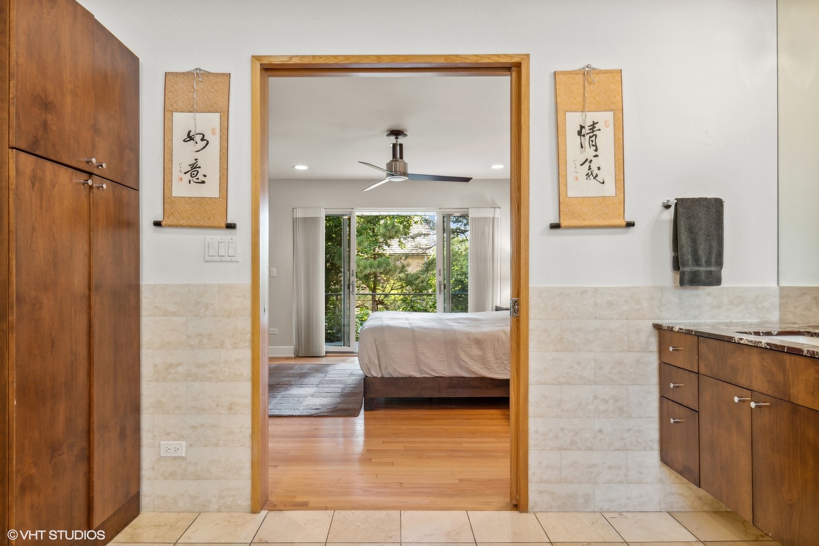 2921 Sheridan Road Evanston, IL 60201 - Photo 19 of 38 a bathroom with a tub shower and mirror