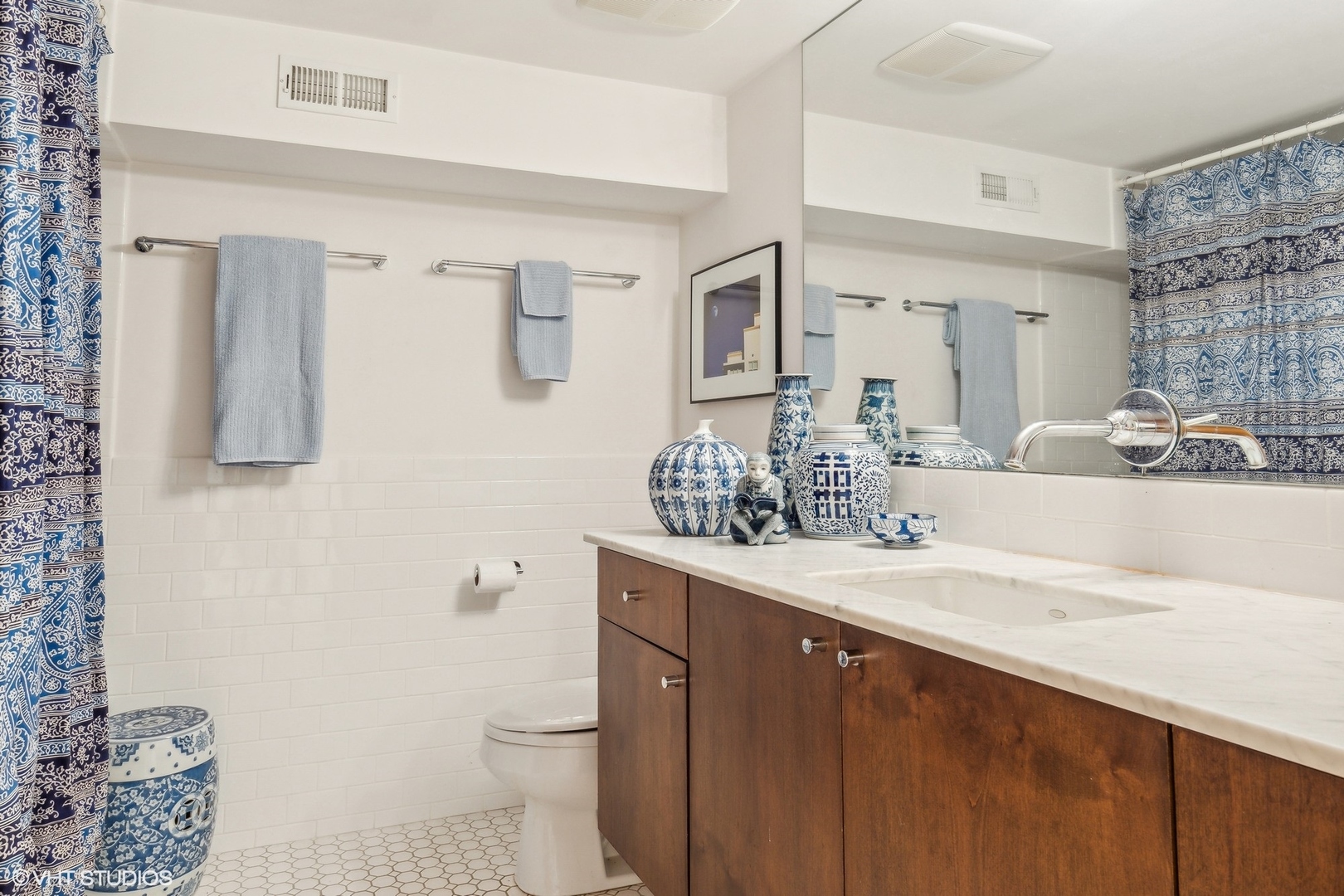 2921 Sheridan Road Evanston, IL 60201 - Photo 27 of 38 a bathroom with a sink a toilet and mirror