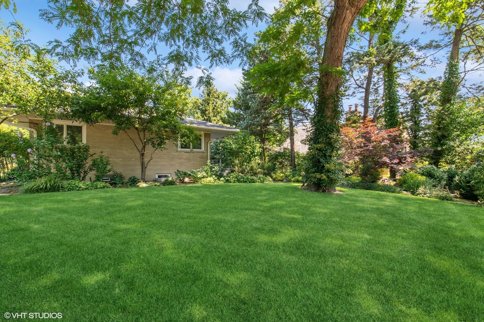 2921 Sheridan Road Evanston, IL 60201 - Photo 31 of 38 a front view of a house with garden