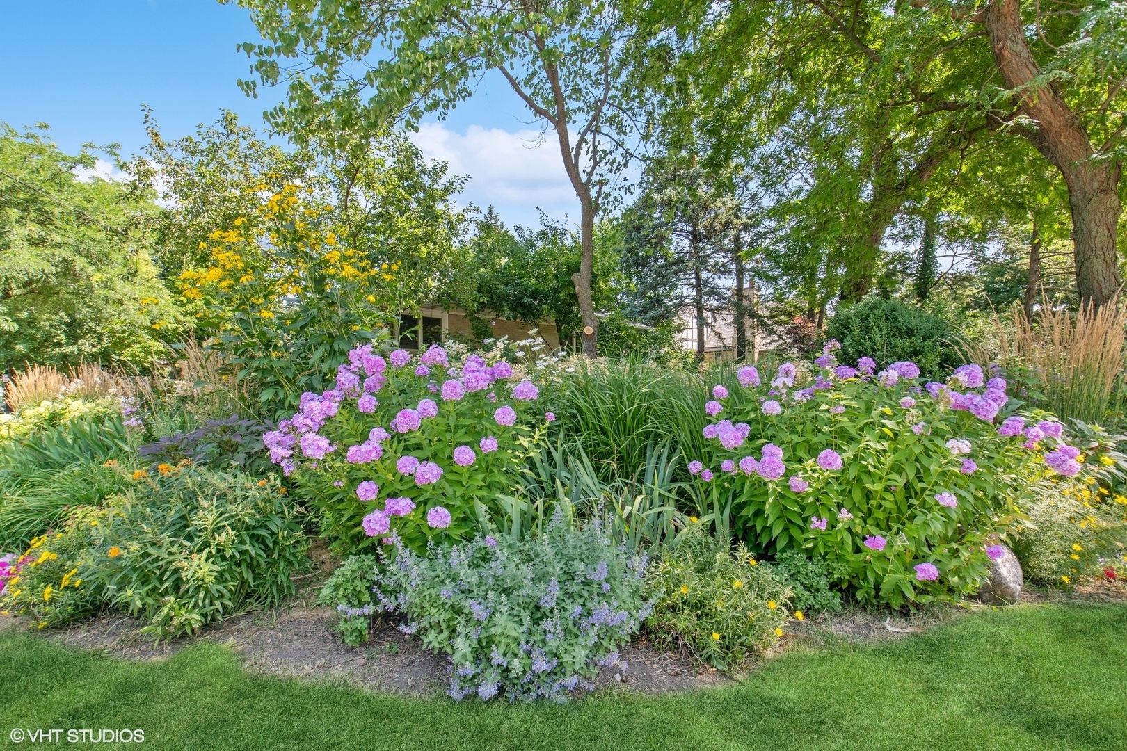 2921 Sheridan Road Evanston, IL 60201 - Photo 33 of 38 a view of a flower in a garden