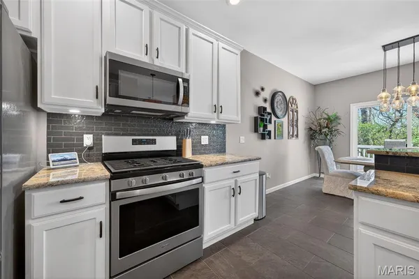 $375,000 | 305 Newport Drive, St. Peters, MO 63376