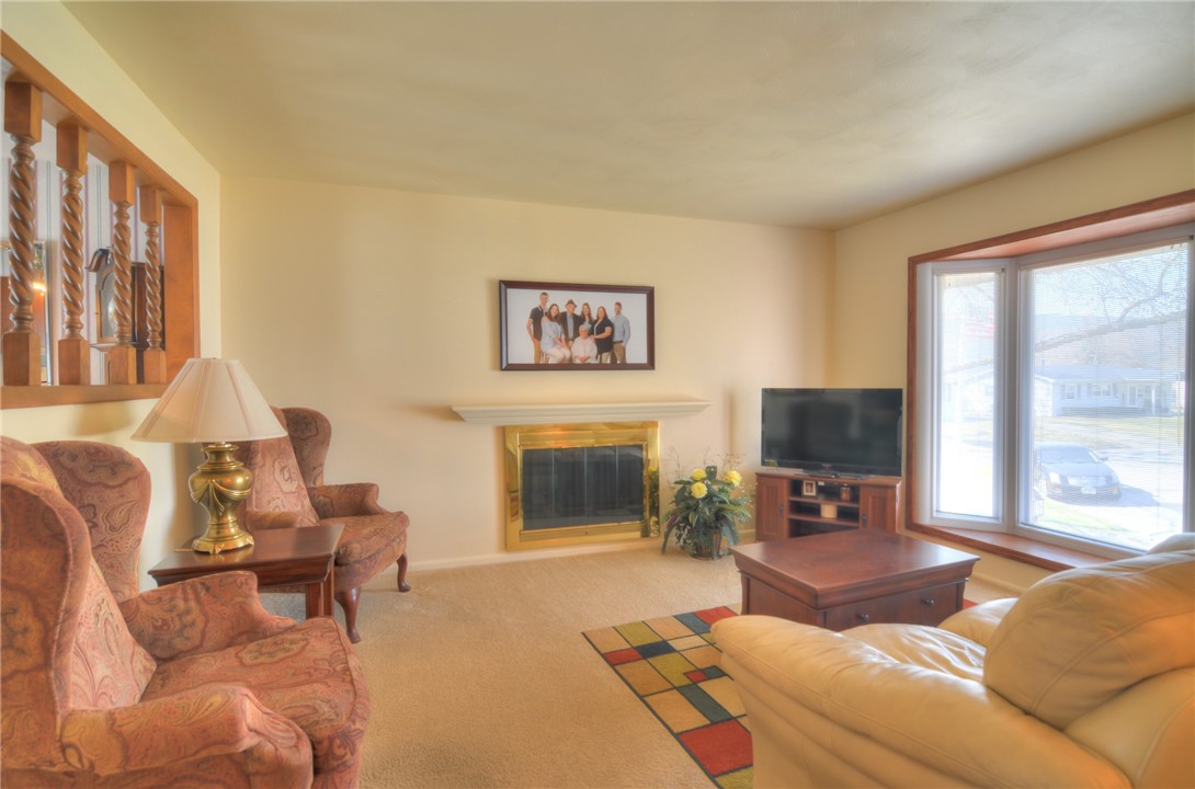 8 Whippoorwill Drive Decatur, IL 62526 - Photo 5 of 33 Living room