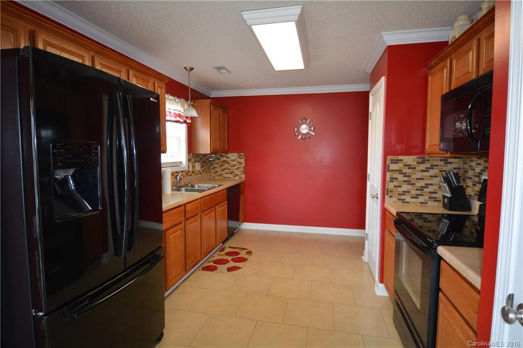 214 Pendergrass Road York, SC 29745 - Photo 4 of 21 a kitchen with stainless steel appliances granite countertop a refrigerator and a stove