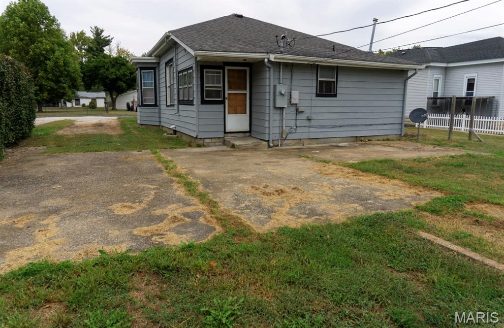 220 East North Street Roodhouse, IL 62082 - Photo 6 of 20