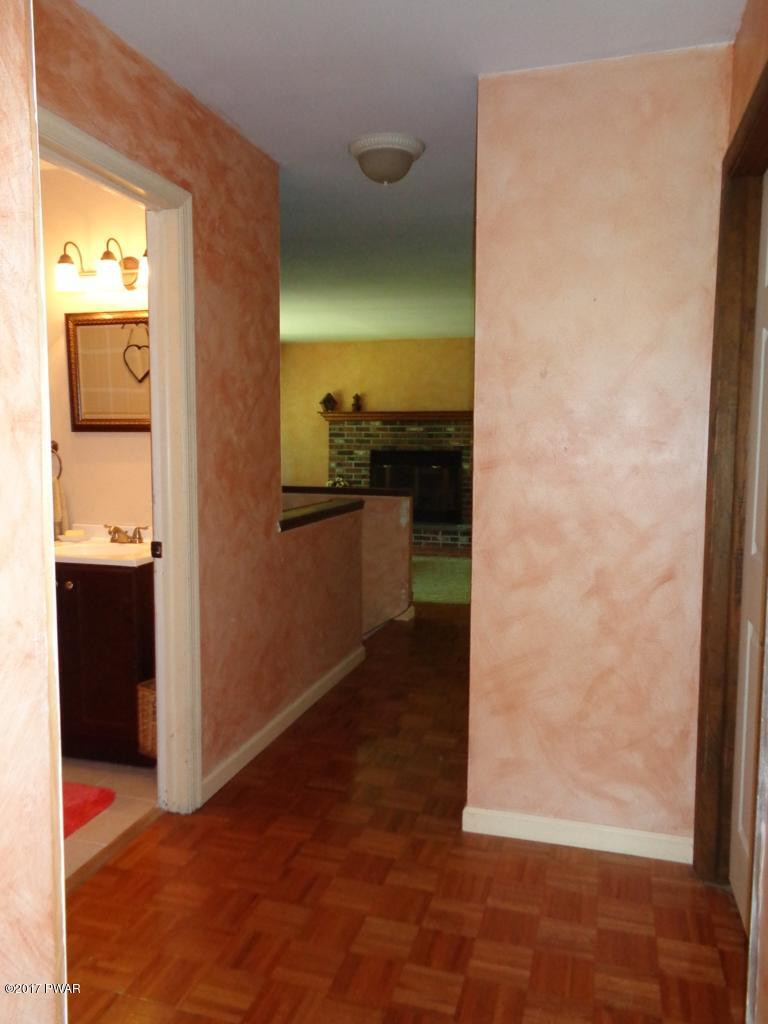 127 Mountain View Road Greeley, PA 18425 - Photo 20 of 36 21 Hallway