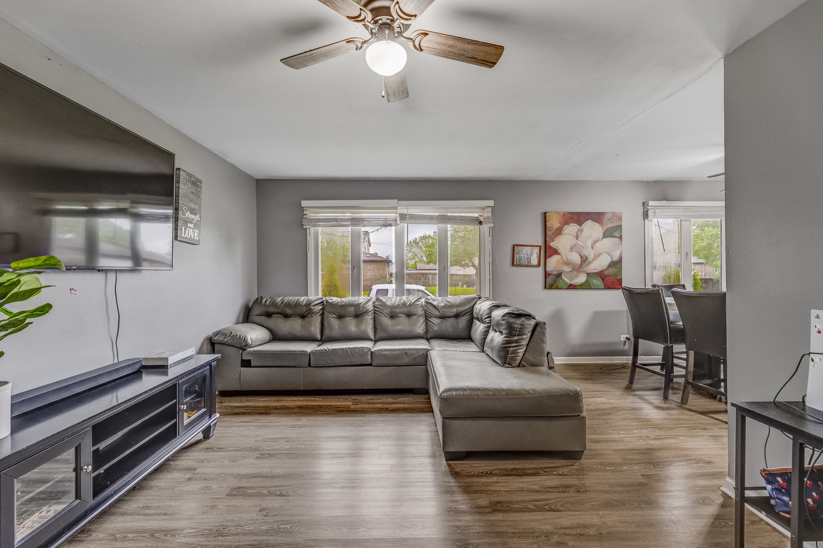 2816 East 127th Street Chicago, IL 60633 - Photo 3 of 18 a living room with furniture and wooden floor
