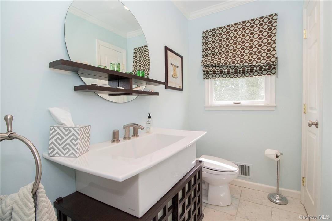 4 Dalphin Drive Rye, NY 10580 - Photo 14 of 24 Powder room on main floor