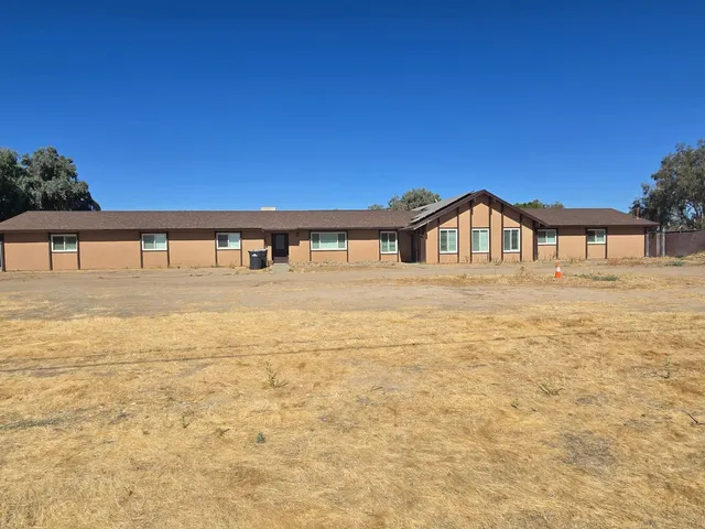a view of house with front yard