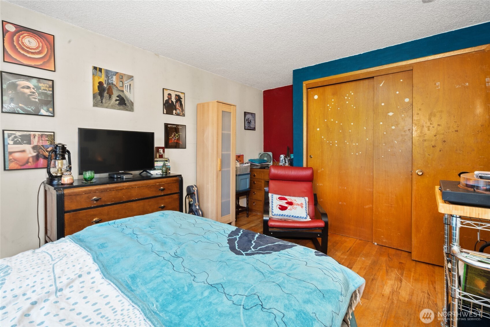 513 Harrington Avenue Northeast Renton, WA 98056 - Photo 19 of 33 a room with window and flat screen tv