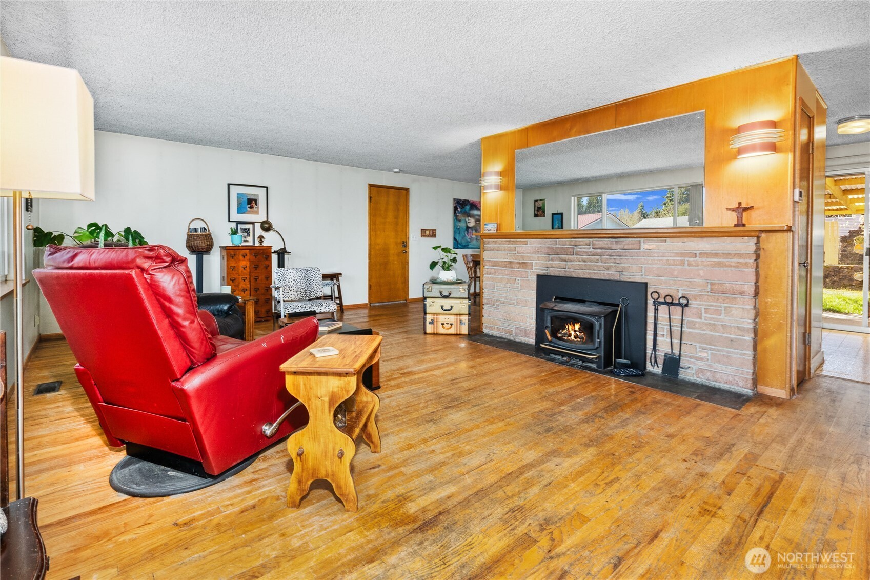 513 Harrington Avenue Northeast Renton, WA 98056 - Photo 4 of 33 a living room with furniture stove and a fireplace