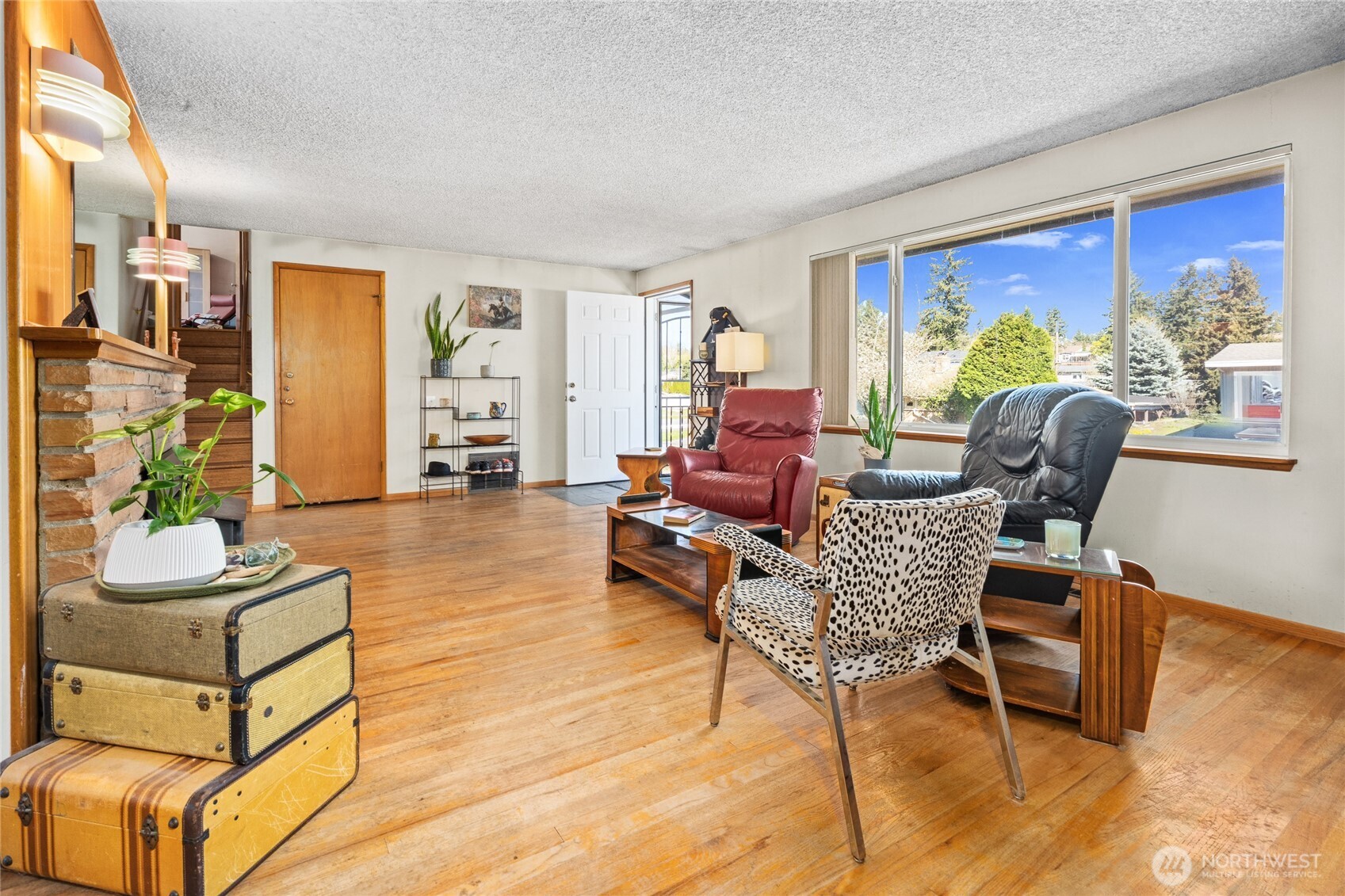 513 Harrington Avenue Northeast Renton, WA 98056 - Photo 5 of 33 a living room with furniture and a window