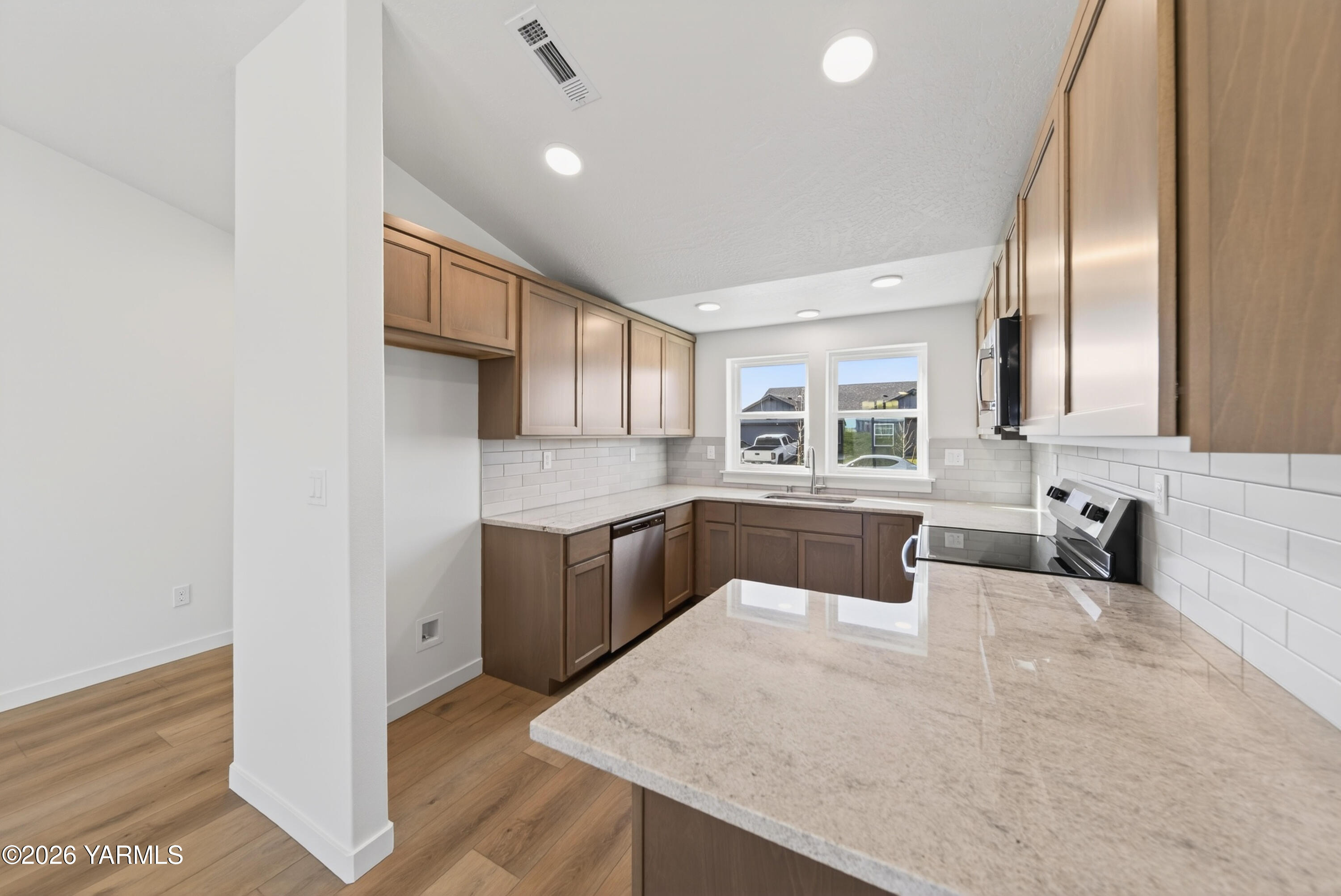 135 Bitters Loop Grandview, WA 98930 - Photo 4 of 13 135 Bitter's Lp-10