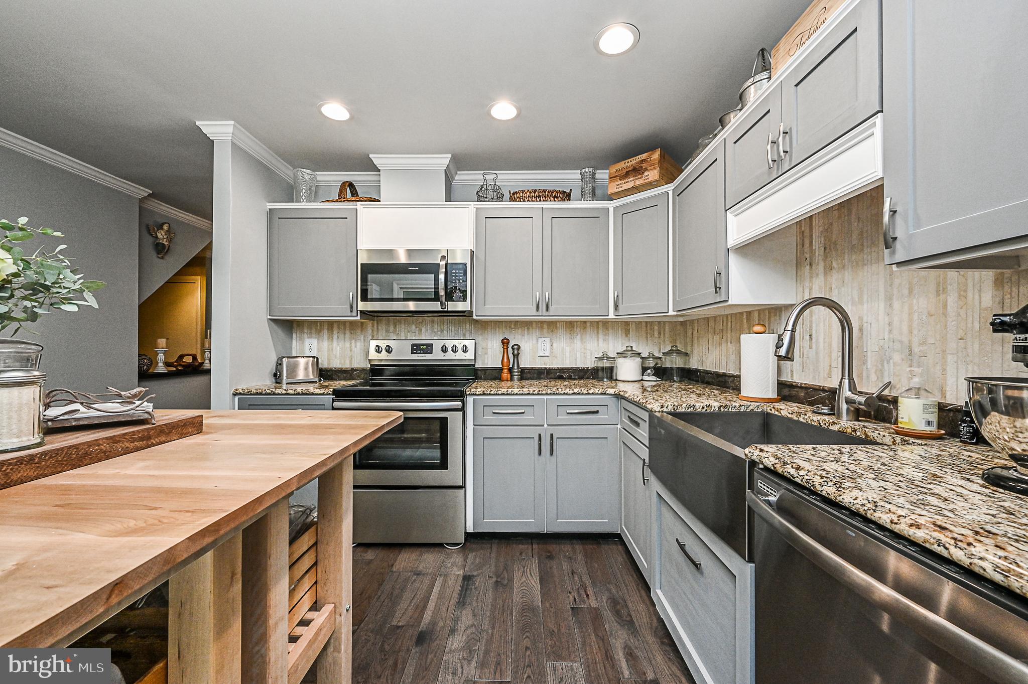 12013 Insha Court Reston, VA 20191 - Photo 11 of 35 Granite and backsplash!