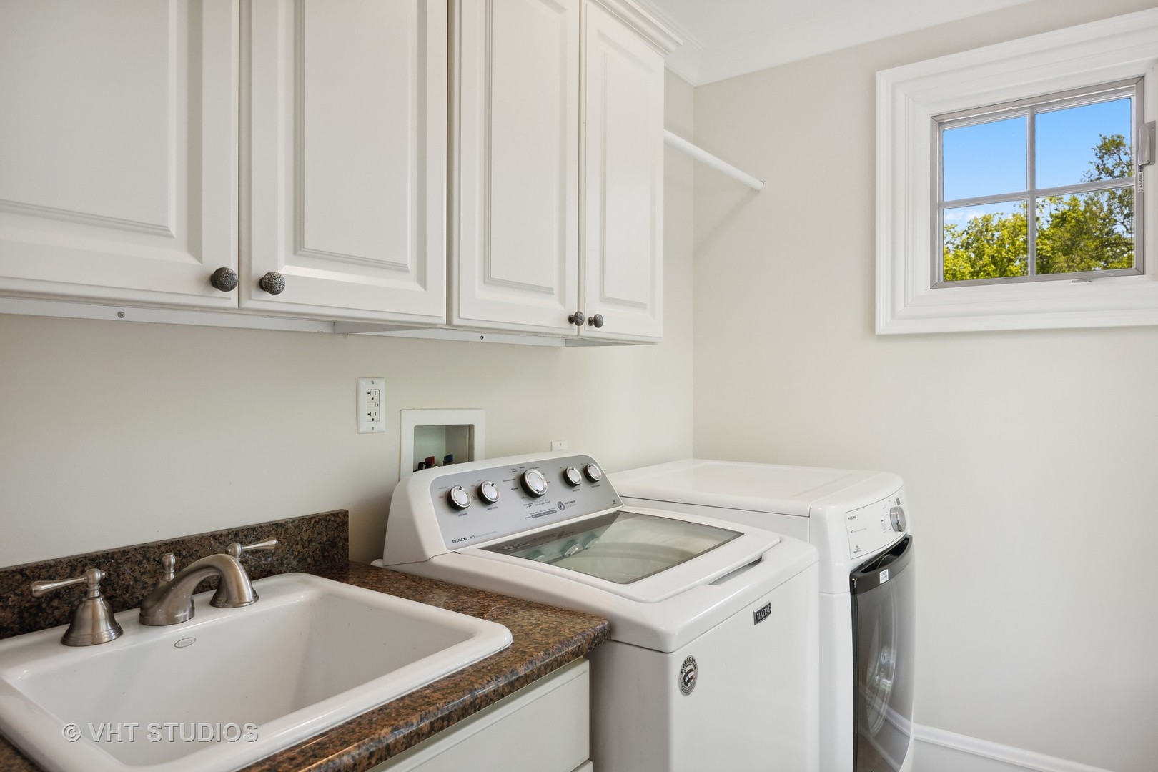 576 Sunset Road Winnetka, IL 60093 - Photo 25 of 42 a utility room with dryer and washer