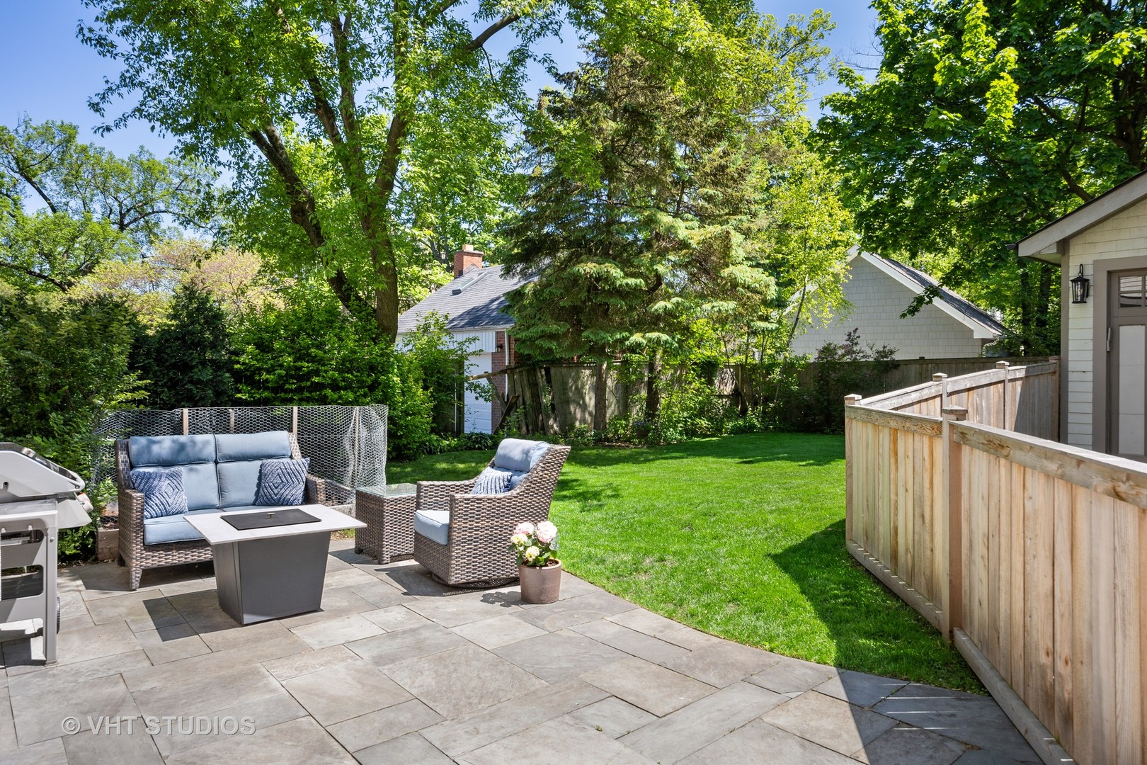 576 Sunset Road Winnetka, IL 60093 - Photo 36 of 42 a view of a patio with a table and chairs