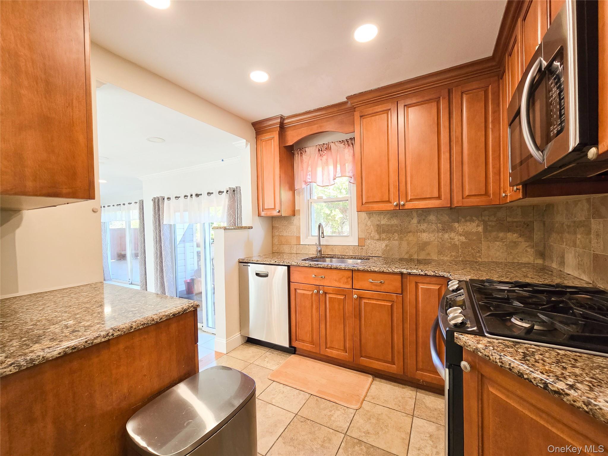 43 Fort Hill Road Huntington, NY 11743 - Photo 11 of 26