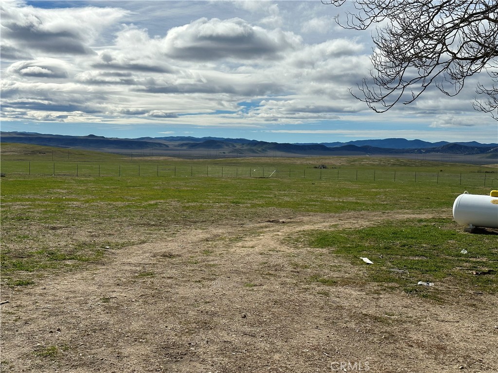 14355 Bella Road Santa Margarita, CA 93453 - Photo 2 of 6 a view of an ocean and beach