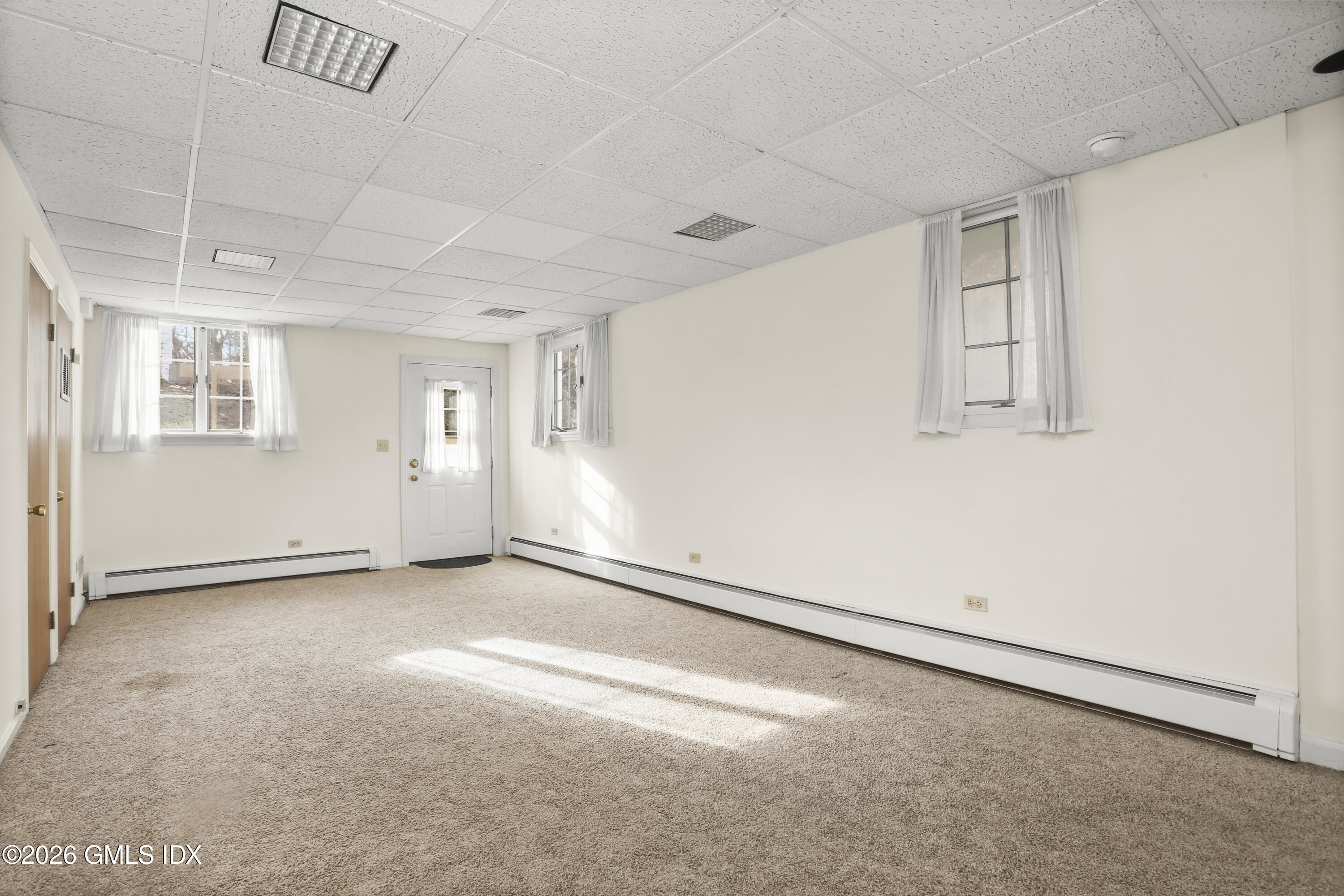 200 Weaver Street, Unit B Greenwich, CT 06831 - Photo 24 of 30 an empty room with windows