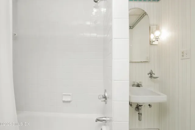 $2,600 | 200 Weaver Street, Unit B, Greenwich, CT 06831