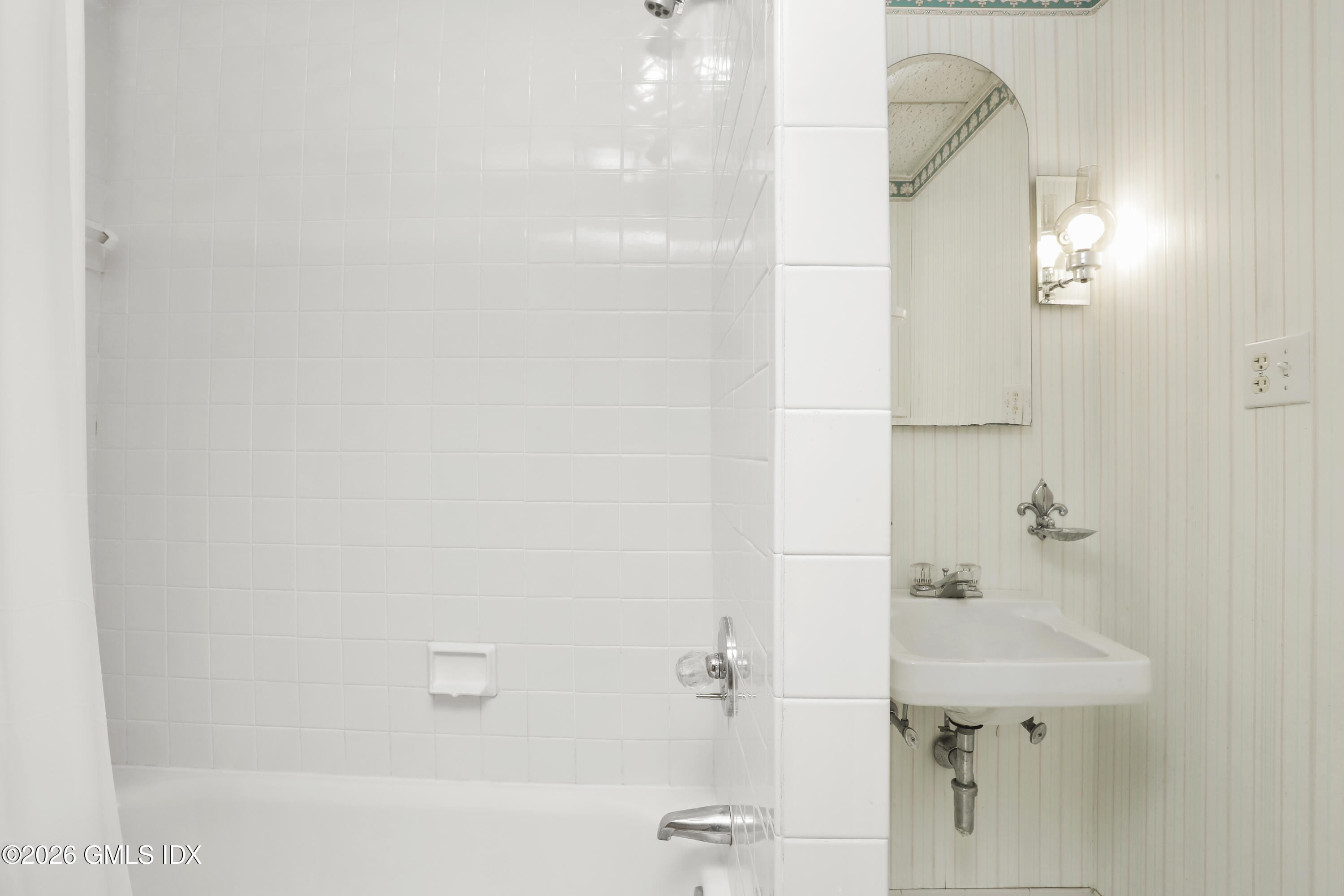 200 Weaver Street, Unit B Greenwich, CT 06831 - Photo 25 of 30 a bathroom with a bathtub