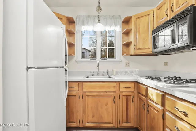 $2,600 | 200 Weaver Street, Unit B, Greenwich, CT 06831