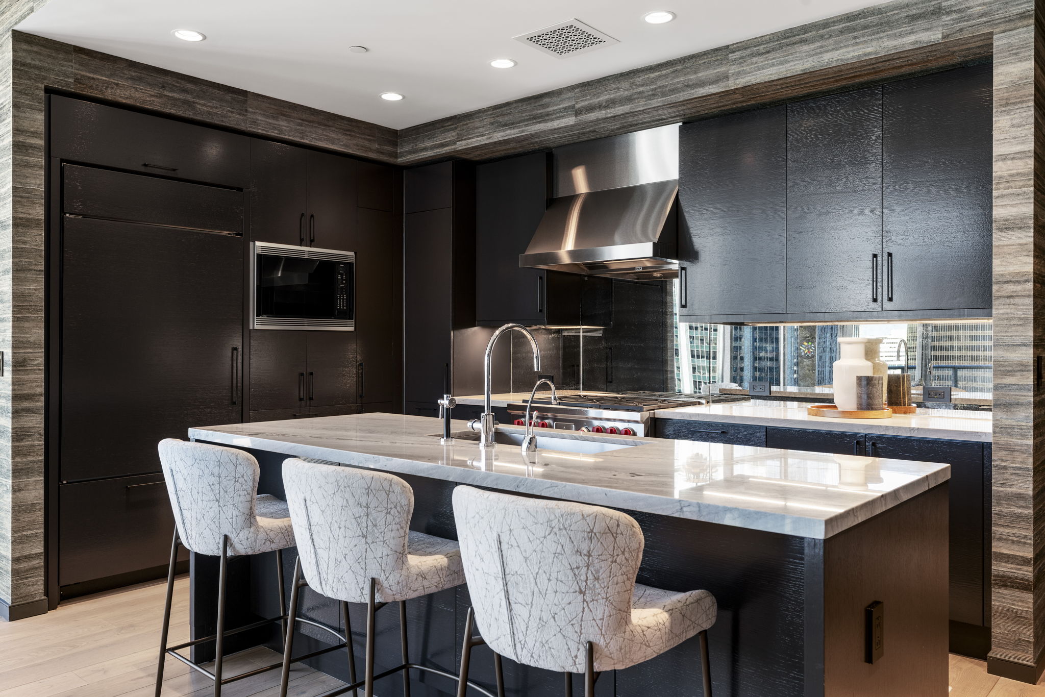 200 Congress Avenue, Unit 21D Austin, TX 78701 - Photo 13 of 34 Kitchen with a breakfast bar, built in appliances, modern cabinets, and a kitchen island with sink