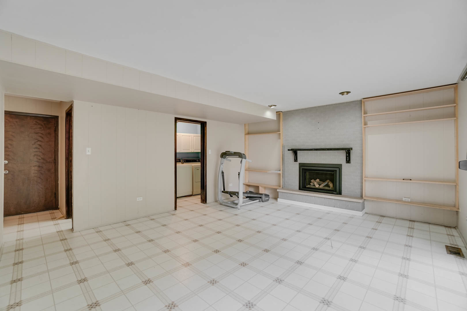 839 Highview Avenue Olympia Fields, IL 60461 - Photo 23 of 30 an empty room with fireplace and mirror