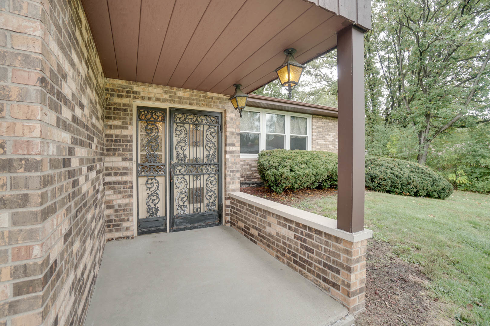 839 Highview Avenue Olympia Fields, IL 60461 - Photo 4 of 30 a view of a porch with wooden floor and roof