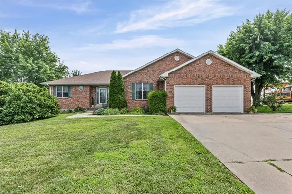 $420,000 | 819 Pryor Street, Iola, KS 66749