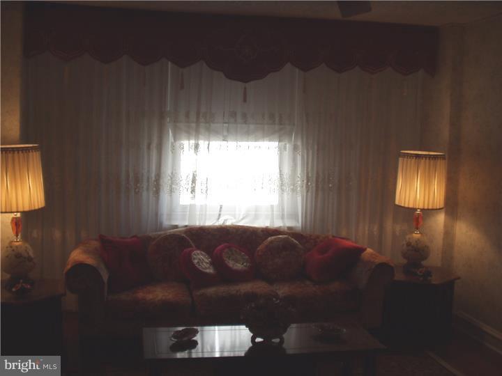 120 Wellington Road Upper Darby, PA 19082 - Photo 5 of 18 Living Room