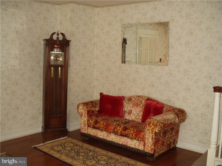 120 Wellington Road Upper Darby, PA 19082 - Photo 6 of 18 Living Room