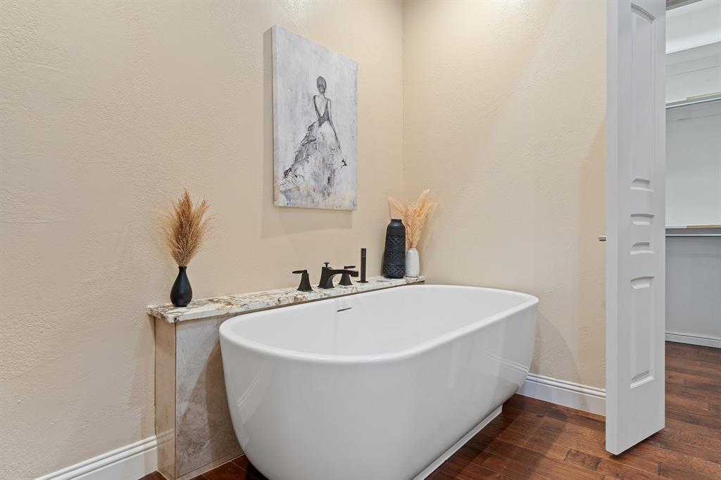 4421 Merritt Road Sachse, TX 75048 - Photo 18 of 38 a bathroom with a bathtub and a sink