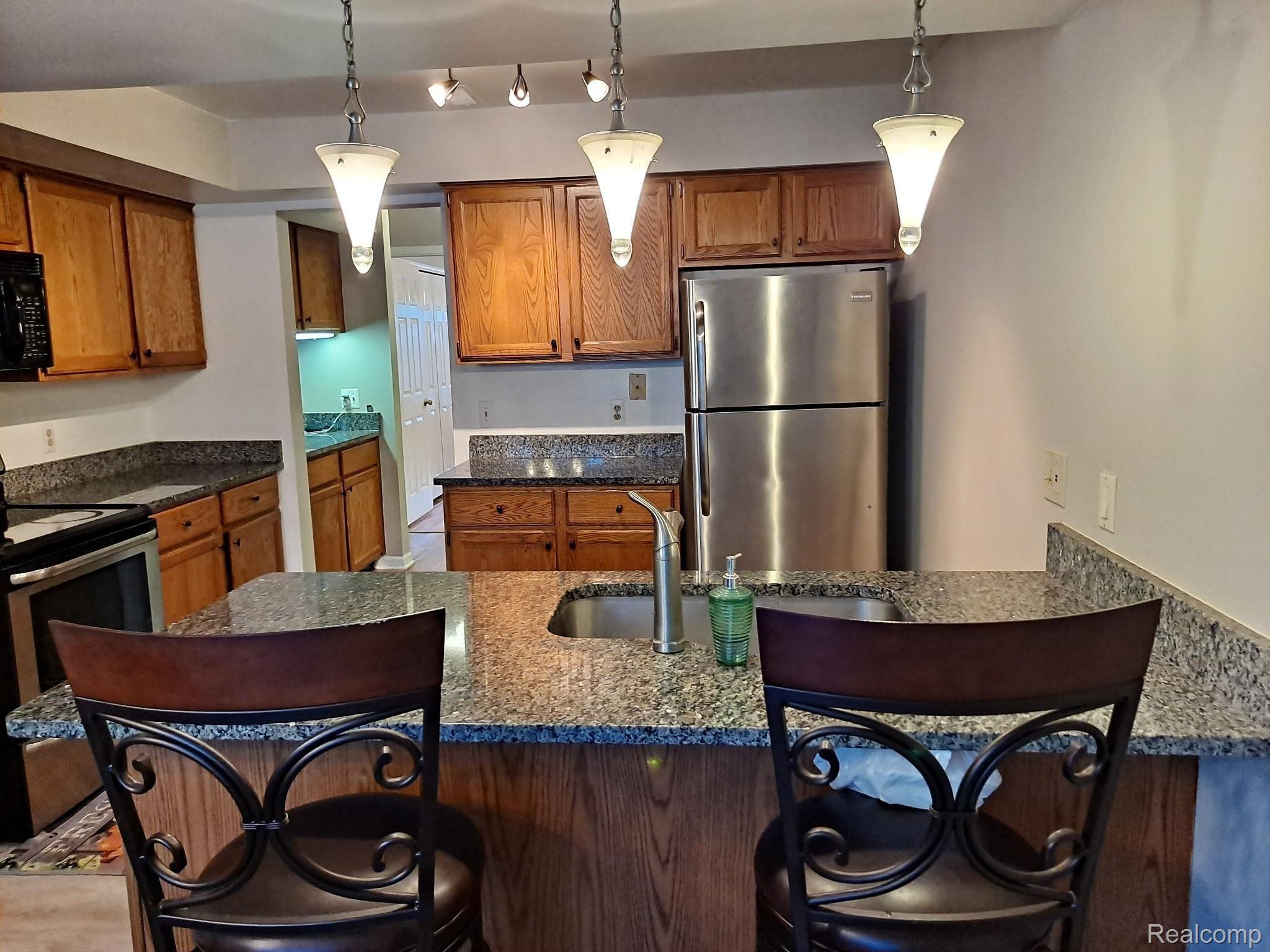 1655 Huntington Park, Unit D Rochester, MI 48309 - Photo 15 of 25 20220217_153245 (3).jpg