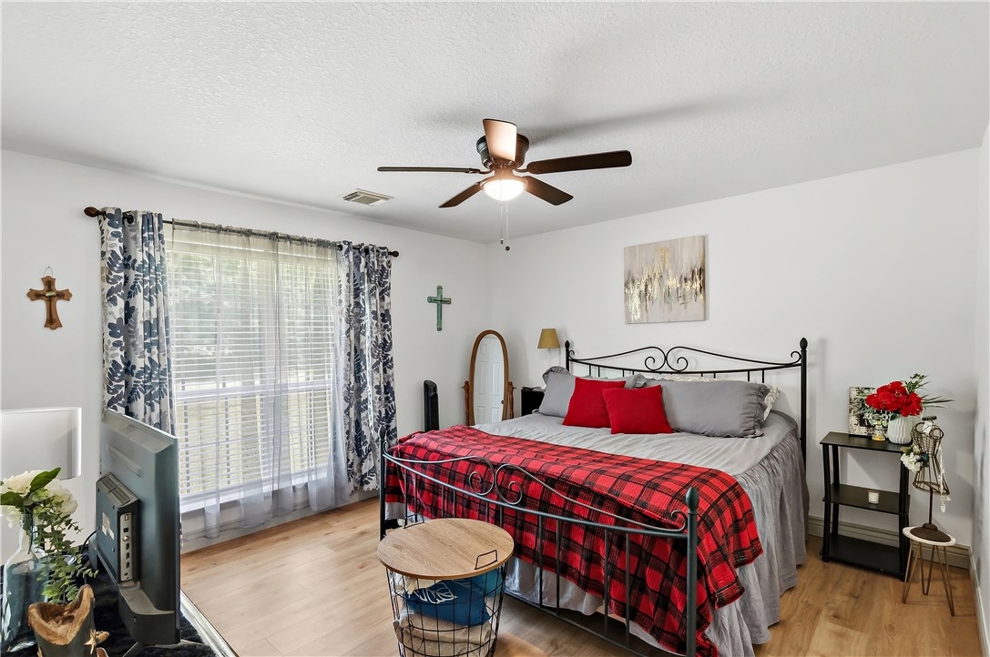 11901 Bundic Road North Zulch, TX 77872 - Photo 20 of 29 a bedroom with a bed and a potted plant