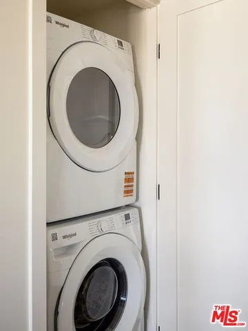 a close up view of a washer and dryer