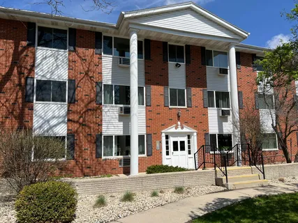 $1,500 | 255 Elmwood Avenue, Unit 211, Lake Geneva, WI 53147