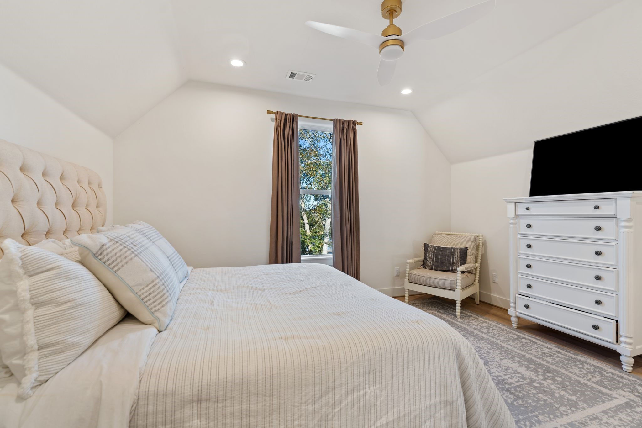 308 Western Road Livingston, TX 77351 - Photo 39 of 49 a bedroom with a bed and a television