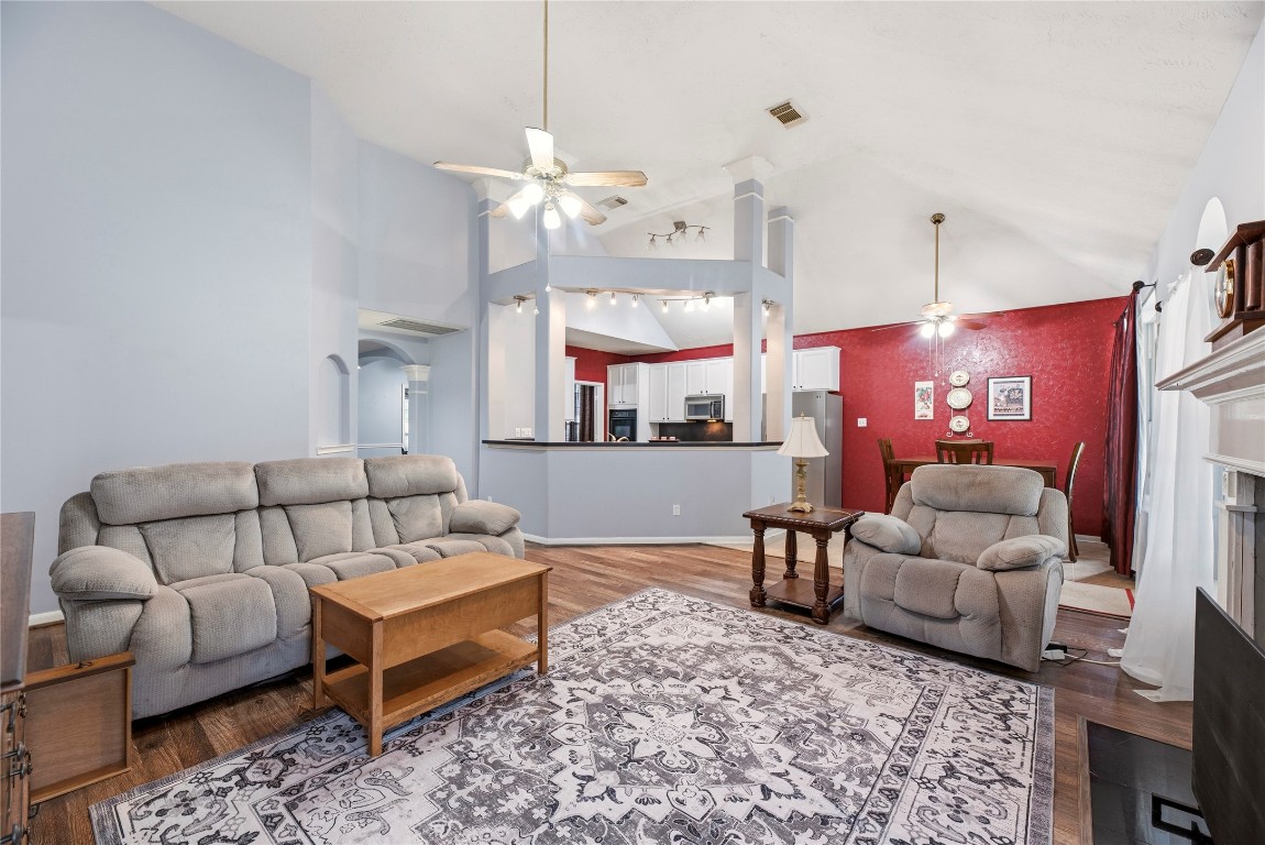 8907 West Rayford Road Tomball, TX 77375 - Photo 9 of 41 Main Floor Living